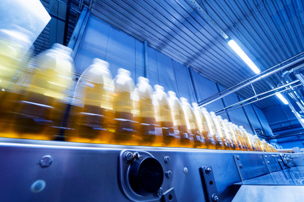 现代饮料厂里装果汁或水的传送带图片下载