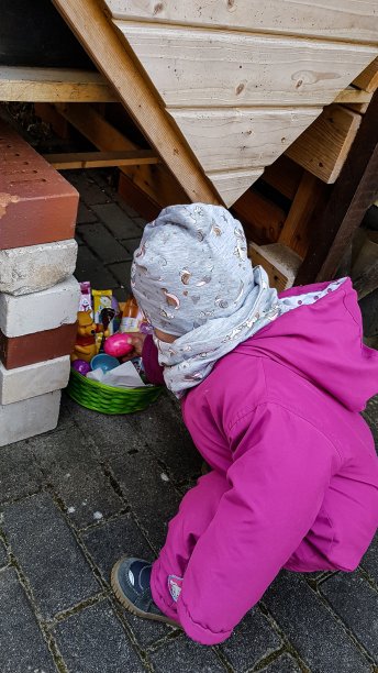小女孩发现了隐藏的复活节篮子图片下载