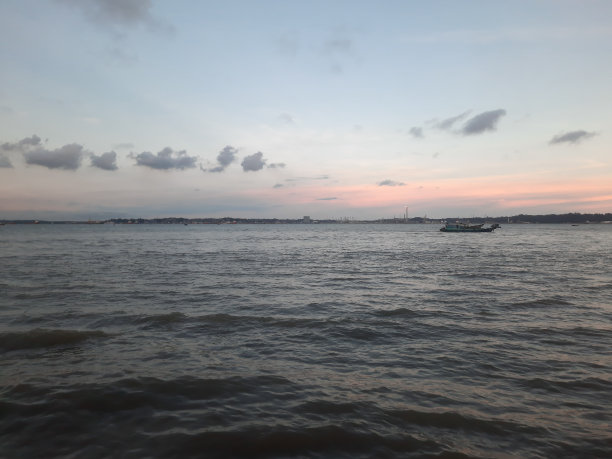 傍晚宁静美丽的海景。图片下载