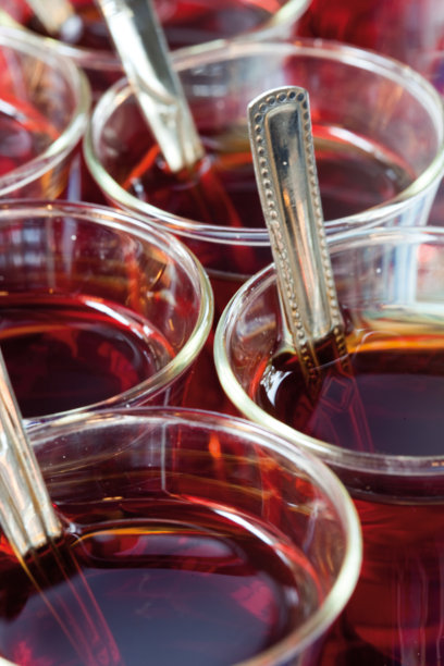 特写著名的土耳其茶在传统的玻璃茶杯。即饮即饮，热饮概念。图片下载