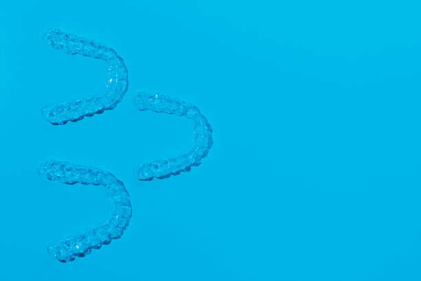 蓝色背景上的隐形牙齿矫正器图片下载