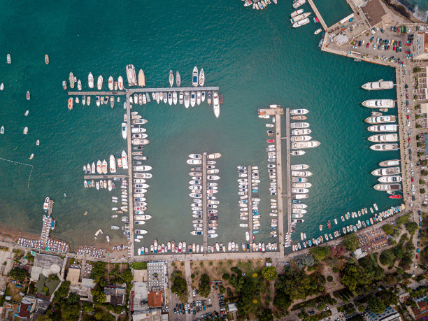 位于黑山共和国布德瓦港的正上方图片下载