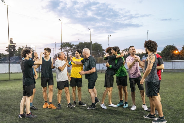 男球员在足球场上击掌图片下载