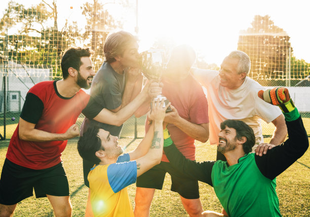 男选手在庆祝时亲吻奖杯图片下载