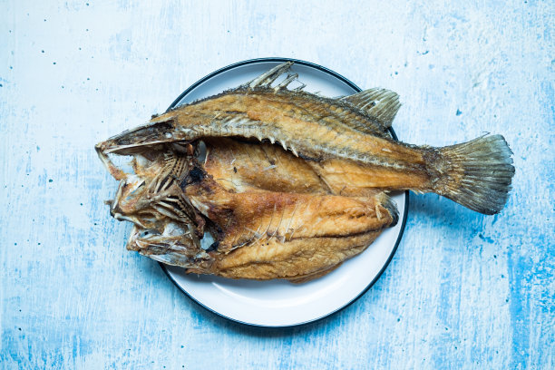 油煎鲈鱼配鱼露，配菜式。俯视图图片下载