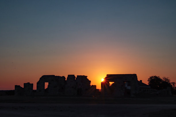 落日穿过德克萨斯州麦克卡维特堡的废墟图片下载