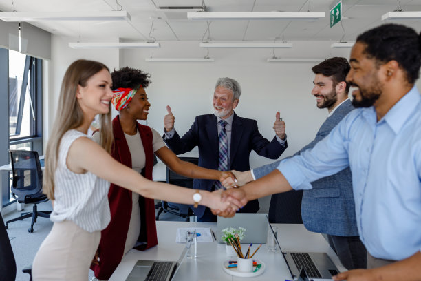 年轻有为的商人在办公室开会庆祝成功图片下载