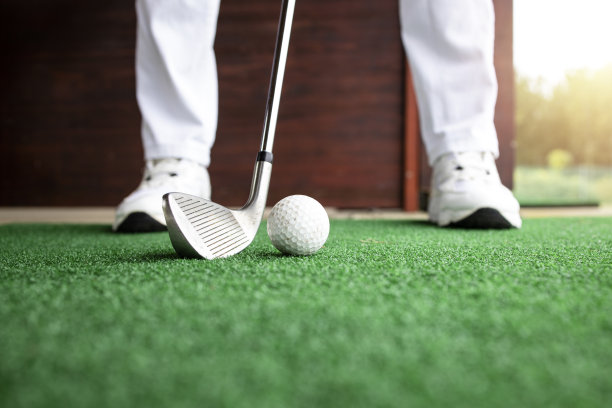 高尔夫球手在高尔夫球场准备击球。图片下载
