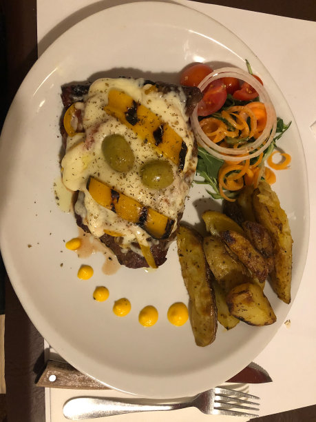 美味的蔬菜和融化的奶酪图片下载