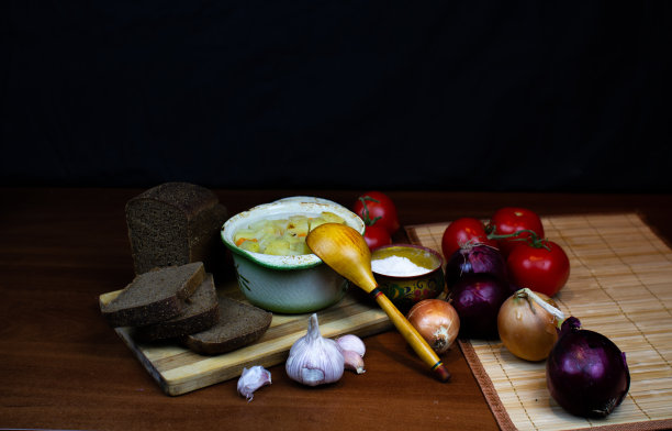 炖肉和新鲜蔬菜图片下载