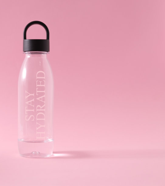 塑料瓶里装的水很少图片下载