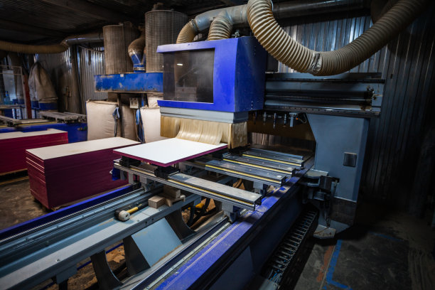 木业加工企业、门业工厂生产的堆叠木松木加工和家具生产图片下载