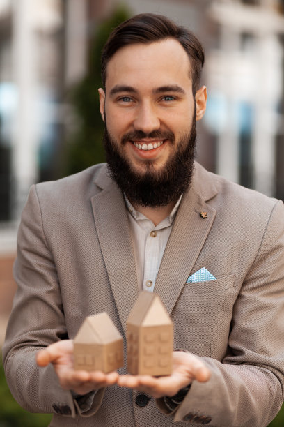 房地产搜索代理广告。大量的房屋平面图可供选择。房地产经纪人会很乐意帮忙的图片下载