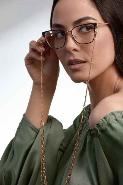 穿着绿色裙子戴着眼镜的年轻时尚黑发女郎，杂志封面，时尚行业，成功的商业女性图片下载