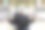 死去的新娘坐在一间废弃的老房子里。图片下载