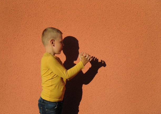 小男孩在玩影子图片下载