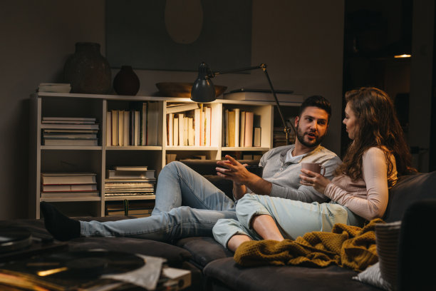 夫妻一起在家里度过夜晚图片下载