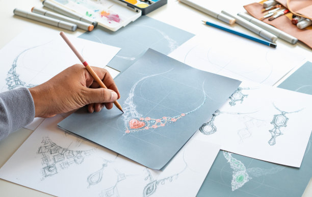 设计师设计钻石首饰图纸sketchesÂ制作worksÂ工艺独特的手工奢华项链产品创意。图片下载