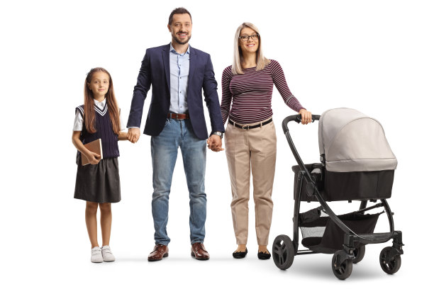 一张有婴儿车和一个女学生的家庭的全身画像图片下载
