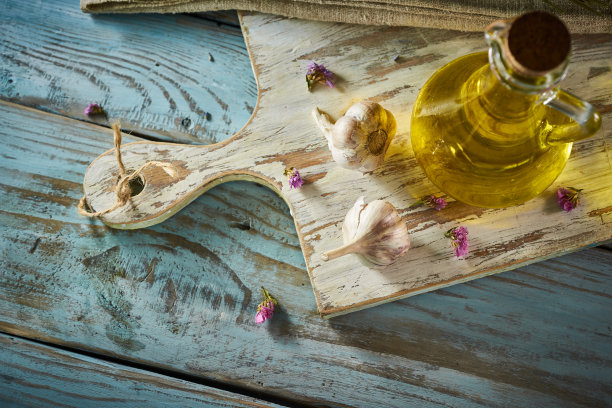 乡村背景下的一瓶有机橄榄油图片下载