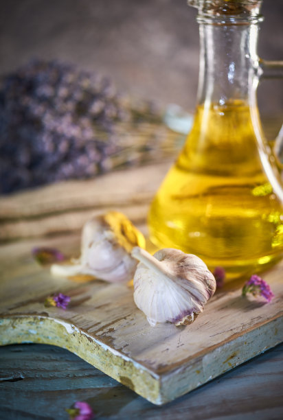 乡村背景下的一瓶有机橄榄油图片下载