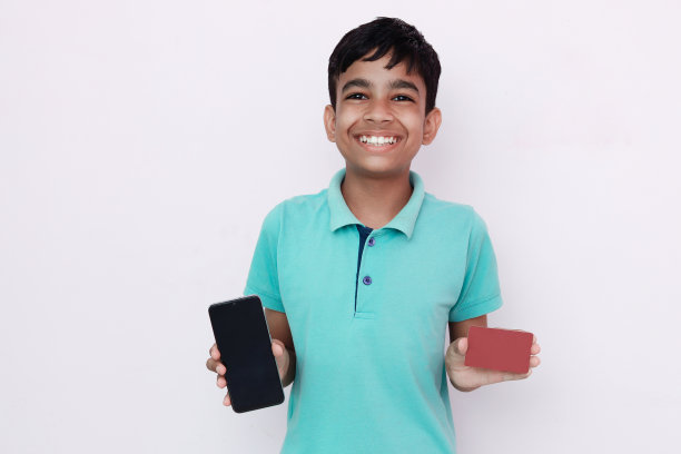 兴奋的家伙展示了智能手机的摄像头，黑屏模拟和红色信用卡。图片下载