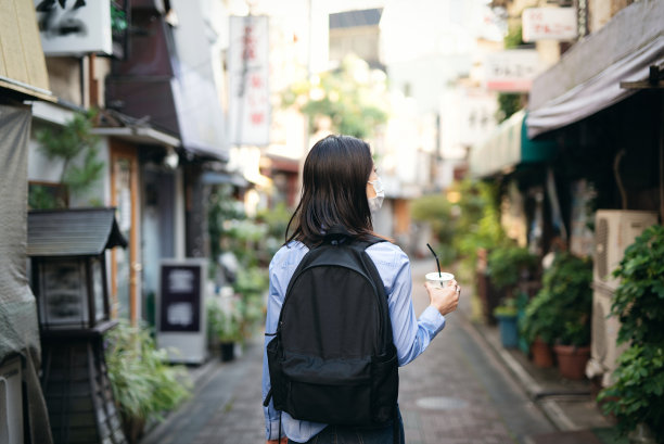 女人走在复古风格的街道上图片下载