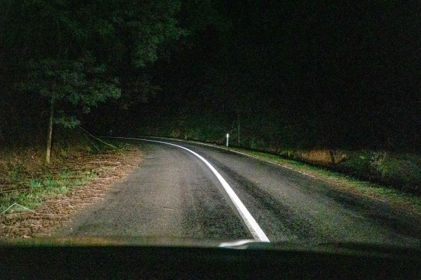 在澳大利亚黑暗的道路上行驶。图片下载