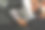 侧面照片，一名男子汽车抛光工人使用保护手套抛光和抛光车辆与陶瓷，使汽车闪闪发光。图片下载