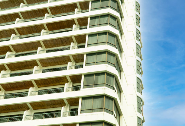 钢质酒店阳台栏杆与住宅建筑的蓝天背景在水平框架。图片下载