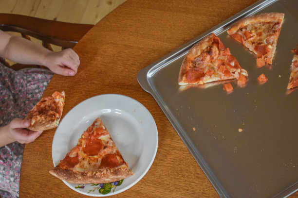 女孩在烤箱里煮披萨的照片没有滤镜图片下载
