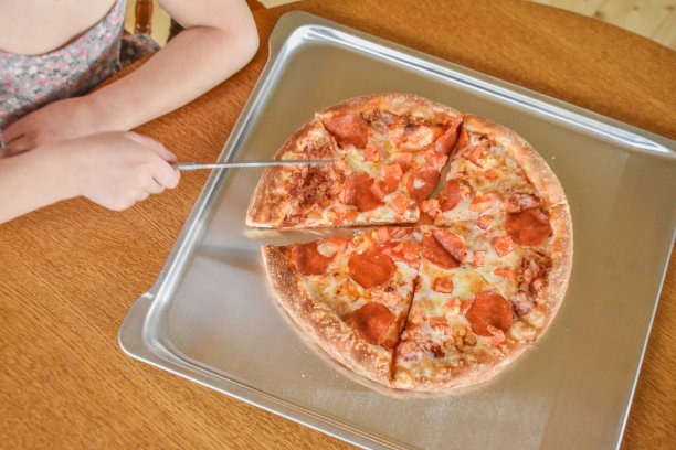 女孩在烤箱里煮披萨的照片没有滤镜图片下载