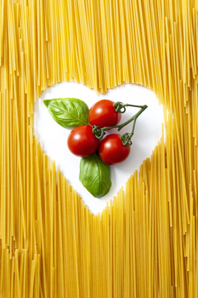 意大利。成分;心形的意大利面和意大利面原料图片下载