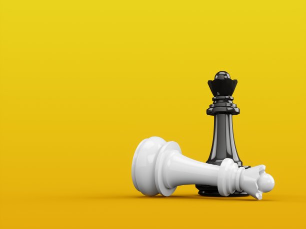 3D渲染白色和黑色皇后棋子孤立在黄色背景图片下载