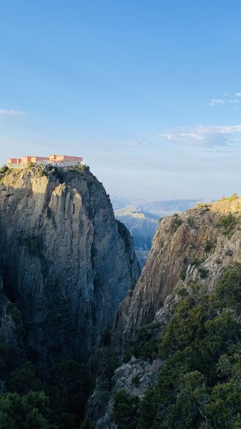 蓝天下的岩层景观图片下载