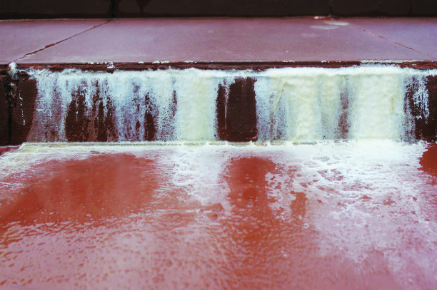 瓷砖上有白色钙渍图片下载