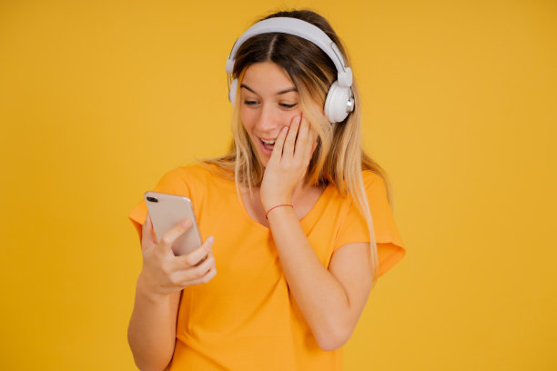 年轻女子惊讶地看着自己的手机。图片下载