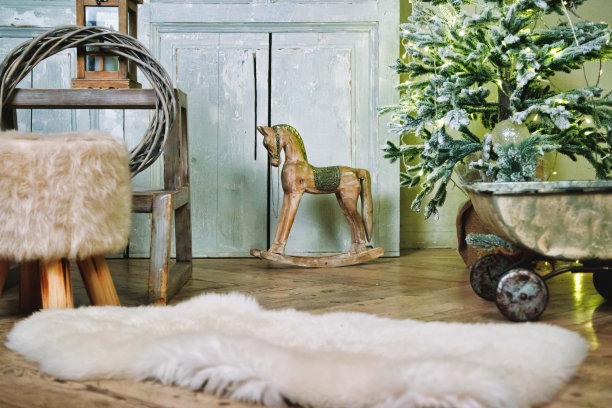 孩子们的圣诞礼物在新年前夜的树下图片下载