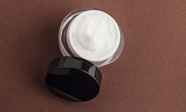 棕色背景上有头发面具的罐子。图片下载