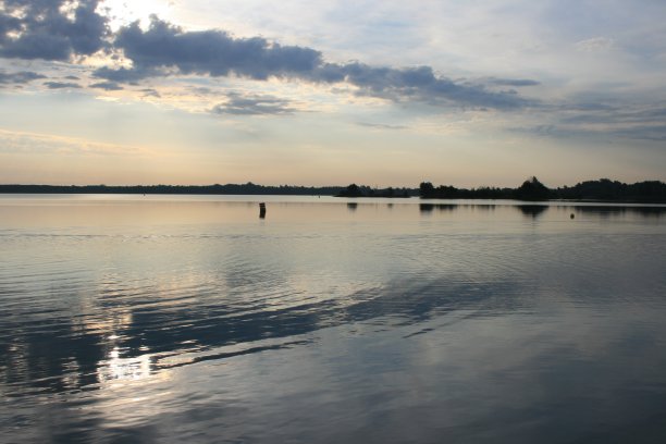 阳光反射在水面上图片下载