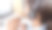 一名女性在现代化的办公室里使用耳机和笔记本电脑图片下载