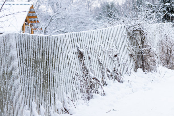 俄罗斯冬季乡村风景照片与雪白的木栅栏图片下载