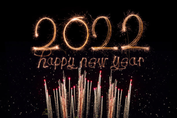 2022年新年快乐。闪闪发光的燃烧文本Happy New Year 2022孤立在黑色背景。美丽的发光金色覆盖对象设计假日贺卡图片下载