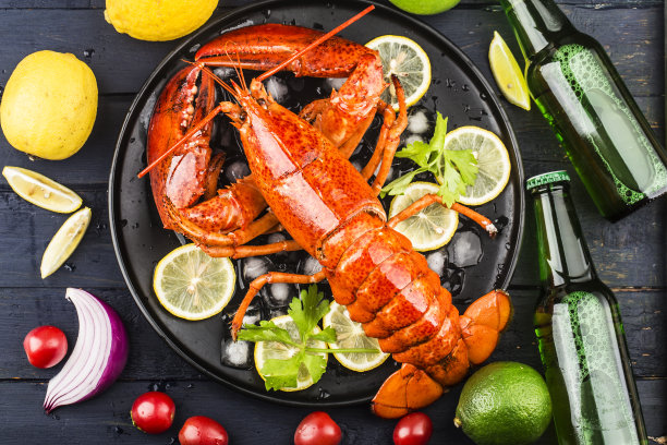 海鲜盛宴柠檬和冰上的新鲜波士顿龙虾图片下载