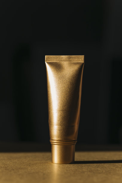 金色化妆瓶，时尚的太空瓶布局图片下载