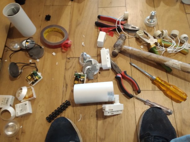 印度尼西亚雅加达，2021年9月28日，用钳子、螺丝刀加、锤子等工具修理油漆射灯图片下载