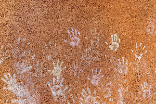 沙哑的棕色墙壁上有许多五颜六色的孩子手印图片下载