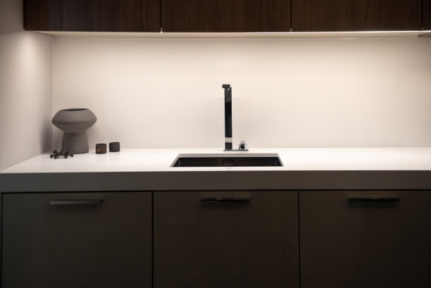 时髦的深色厨房水槽图片下载