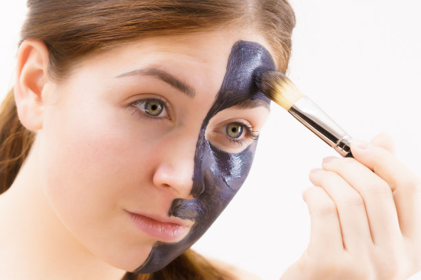 女性敷黑泥面膜图片下载