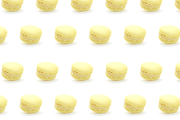 白色背景上的黄色法国马卡龙。图片下载
